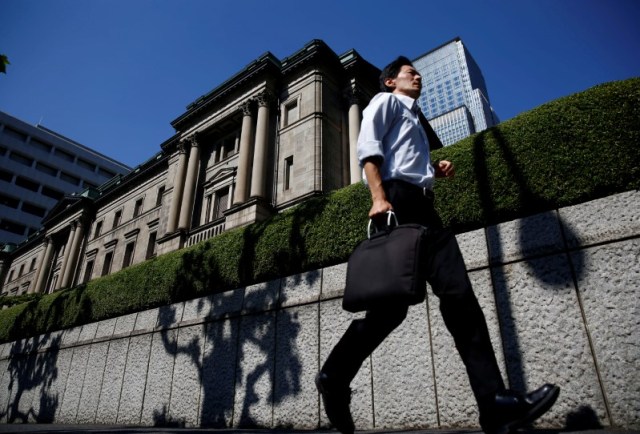 En la imagen de archivo, un hombre pasa junto a la sede del Banco de Japón en Tokio. REUTERS/Kim Kyung-Hoon/File Photo