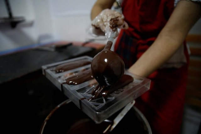 Adriana Pino makes chocolate bars at the +58 Cacao chocolate factory in Caracas, Venezuela October 6, 2017. Picture taken October 6, 2017. REUTERS/Carlos Garcia Rawlins