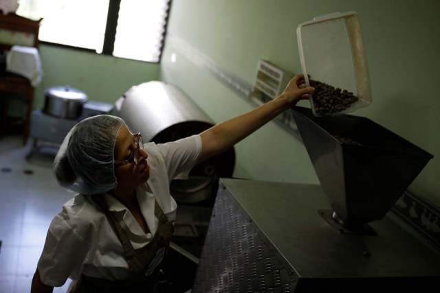 Nancy Silva procesa cocoa en una fábrica de chocolate en Caracas, Venezuela el 4 de octubre de 2017. REUTERS/Carlos Garcia Rawlins