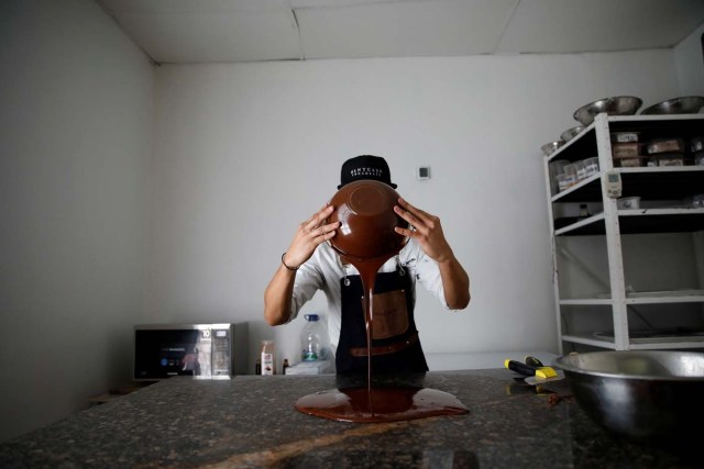 Una trabajadora prepara barras de chocolate en una fabrica de Caracas en Venezuela el 26 de octubre de 2017. REUTERS/Carlos Garcia Rawlins
