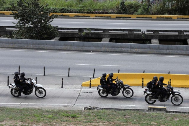 Tactical police members are seen as they drive on their way to a shootout with rogue Venezuelan helicopter pilot Oscar Perez, in Caracas, Venezuela January 15, 2018. REUTERS/Marco Bello