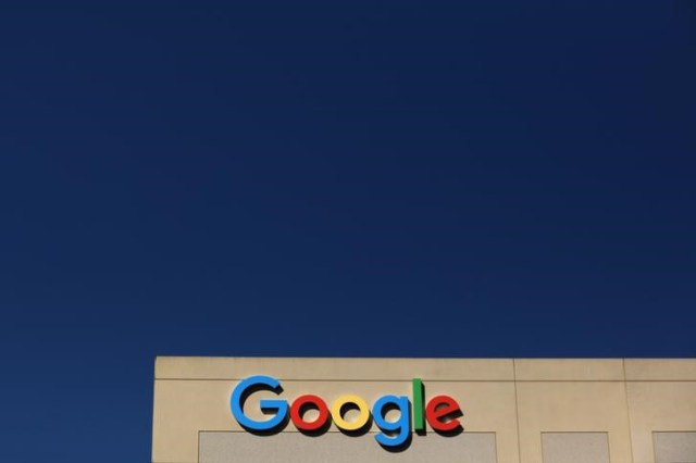En la imagen de archivo, el logo de Google en la fachada de un edificio en Irvine, California (EEUU), el 7 de agosto de 2017. REUTERS/Mike Blake