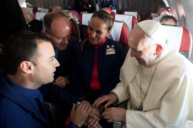 Pope Francis celebrates the marriage of crew members Paula Podest (C) and Carlos Ciufffardi (L) during the flight between Santiago and the northern city of Iquique, Chile January 18, 2018. Osservatore Romano/Handout via REUTERS ATTENTION EDITORS - THIS IMAGE WAS PROVIDED BY A THIRD PARTY