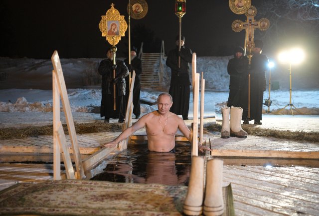Russian President Vladimir Putin takes a dip in the water during Orthodox Epiphany celebrations at lake Seliger, Tver region, Russia January 19, 2018. Sputnik/Alexei Druzhinin/Kremlin via REUTERS ATTENTION EDITORS - THIS IMAGE WAS PROVIDED BY A THIRD PARTY.