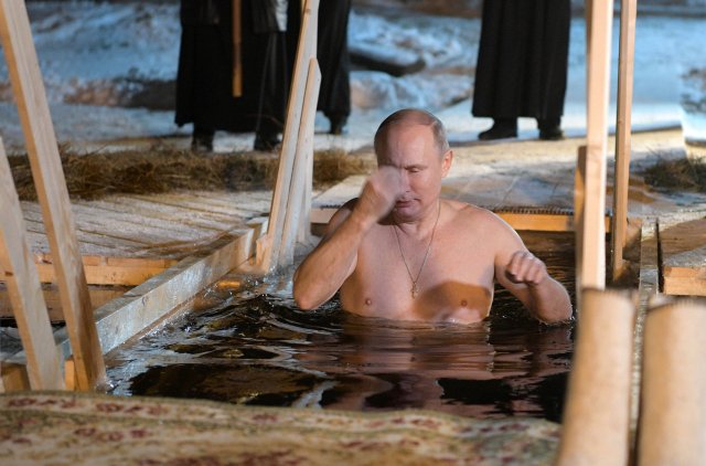Russian President Vladimir Putin croses himself as he takes a dip in the water during Orthodox Epiphany celebrations at lake Seliger, Tver region, Russia January 19, 2018. Sputnik/Alexei Druzhinin/Kremlin via REUTERS ATTENTION EDITORS - THIS IMAGE WAS PROVIDED BY A THIRD PARTY.