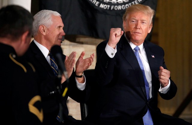 En la imagen, el presidente de EEUU, Donald Trump, y el vicepresidente Mike Pence en el Capitolio, el 17 de enero de 2018 . REUTERS/Joshua Roberts