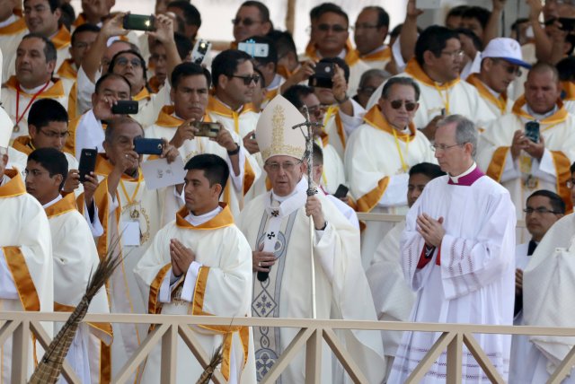 Pope Francis (C) celebrates a mass at Huanchaco beach in Trujillo, Peru January 20, 2018. REUTERS/Pilar Olivares