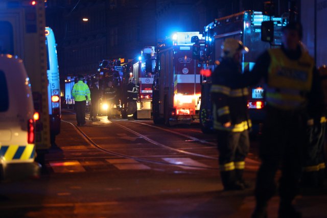 Bomberos trabajan en la escena de un incendio en un hotel en Praga, República Checa, el 20 de enero de 2018. REUTERS/Milan Kammermayer