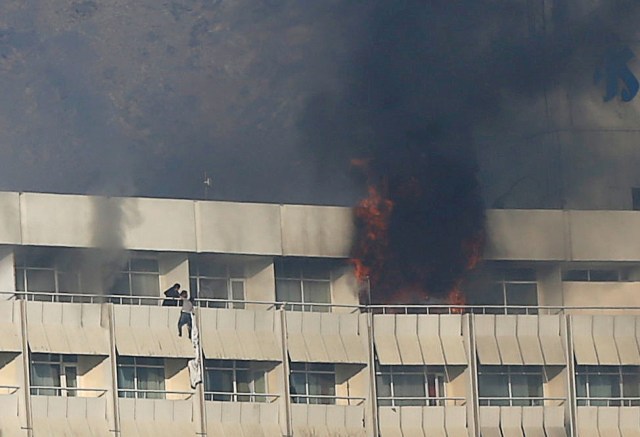 Un hombre intenta escapar del hotel Intercontinental de Kabul durante un ataque de hombres armados, en Kabul, Afganistán, 21 de enero de 2018. REUTERS/Omar Sobhani