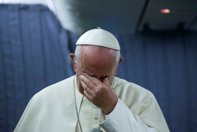 El Papa Francisco gesticula durante una rueda de prensa en su vuelo de regreso a Roma tras su visita a Chile y Perú, ene  22, 2018. REUTERS/Alessandro Bianchi