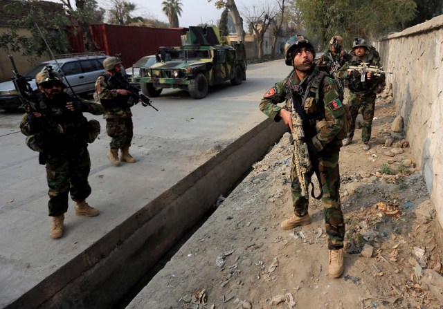 Afghan security forces take position at the site of a blast and gun fire in Jalalabad, Afghanistan January 24, 2018.REUTERS/Parwiz