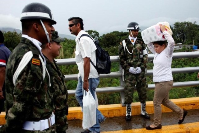 Una mujer traslada papel sanitario comprado en Cúcuta mientras cruza el Puente Internacional Simón Bolívar, en la frontera colombiano-venezolana, 16 de julio de 2016. Imagen de archivo. REUTERS/Carlos Eduardo Ramírez