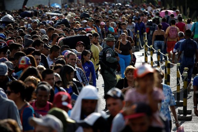 Venezolanos intentan cruzar hacia Colombia por el Puente Simón Bolívar en Cúcuta Foto Reuters/Carlos Garcia Rawlins