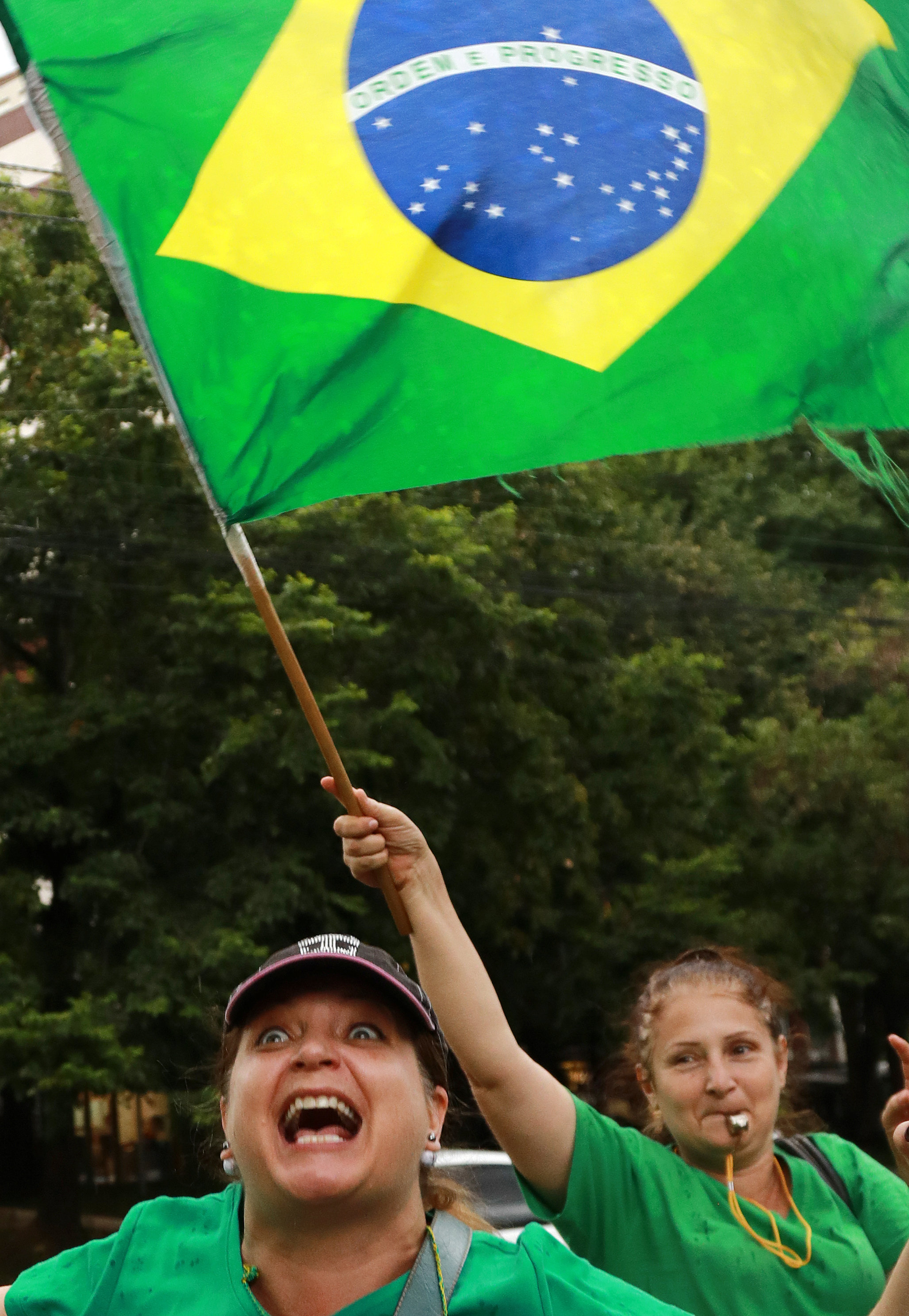 Brasileños reaccionan a ratificación de condena por corrupción de Lula (Fotos)