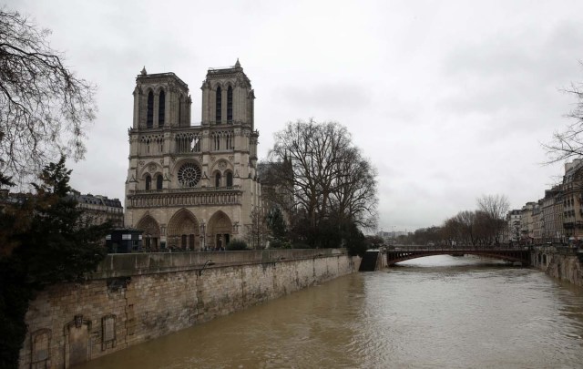 The Notre Dame Cathedral is seen as the muddy Seine River covers its banks after days of almost non-stop rain caused flooding in the country, in Paris, France, January 25, 2018. REUTERS/Philippe Wojazer