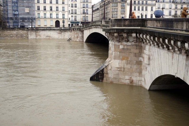 The Pont de la Tournelle is seen as the muddy Seine River covers its banks after days of almost non-stop rain causes flooding in Paris, France, January 25, 2018. REUTERS/Philippe Wojazer