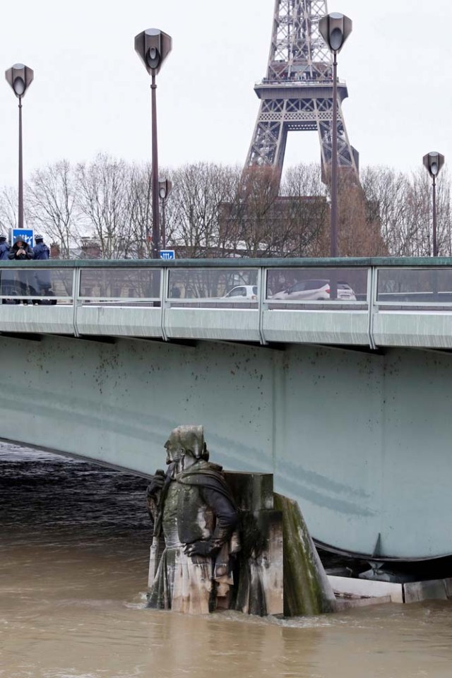 A view shows the Pont de l'Alma bridge, the Eiffel Tower and the Zouave statue as the Seine River rises after days of rainy weather that causes flooding in the country and in Paris, France, January 25, 2018. REUTERS/Gonzalo Fuentes