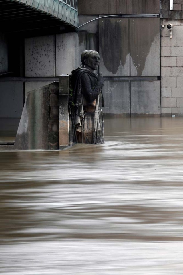 A view shows the Zouave statue as the Seine River rises after days of rainy weather that causes flooding in the country and in Paris, France, January 25, 2018. REUTERS/Gonzalo Fuentes