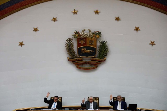 Foto de archivo: Legisladores de la coalición venezolana de partidos de oposición, conocida como Mesa de la Unidad Democrática (MUD), votan durante una sesión de la Asamblea Nacional Constituyente, en Caracas, Venezuela, 9 de enero del 2018. REUTERS/Marco Bello