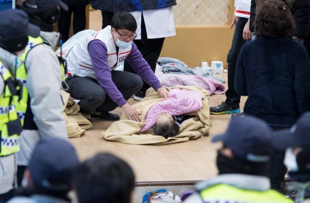 A patient is rescued from a burnt hospital in Miryang, South Korea, January 26, 2018.   Kookje Shinmun/Handout via REUTERS ATTENTION EDITORS - THIS PICTURE WAS PROVIDED BY A THIRD PARTY. SOUTH KOREA OUT.