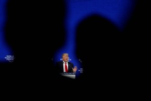 Trump vende Estados Unidos ante la élite de Davos pero no logra evitar la polémica