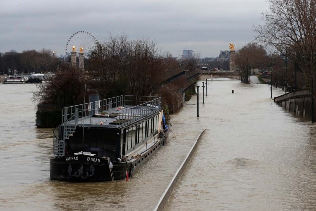 A view shows a peniche boat moored along the flooded banks of the River Seine after days of almost non-stop rain caused flooding in the country in Paris, France January 28, 2018. REUTERS/Gonzalo Fuentes