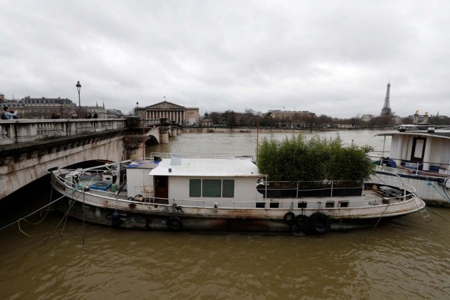 A view shows a peniche boat that is moored along the flooded banks of the River Seine after days of almost non-stop rain caused flooding in the country in Paris, France January 28, 2018. REUTERS/Gonzalo Fuentes
