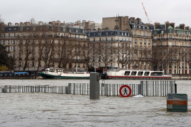 A view shows the flooded banks of the Seine River after days of almost non-stop rain caused flooding in the country in Paris, France January 28, 2018. REUTERS/Gonzalo Fuentes
