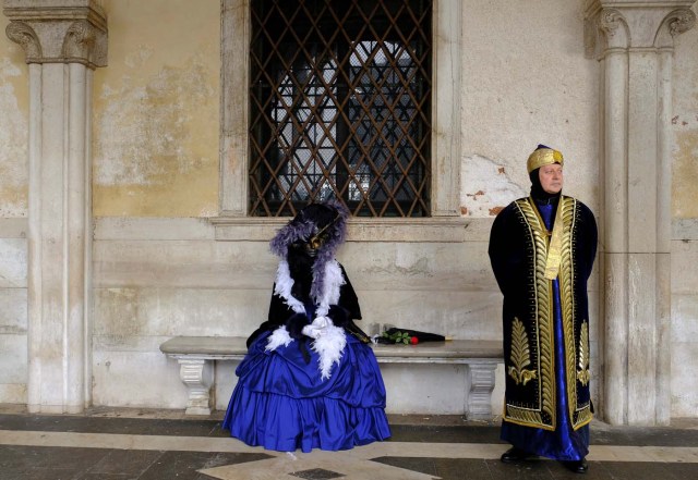 Masked revellers pose during the Carnival in Venice, Italy January 28, 2018. REUTERS/Manuel Silvestri