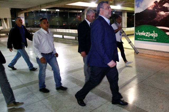 Spanish ambassador to Venezuela Jesus Silva (front, R) walks to the departure area at the Maiquetia international airport in Caracas, Venezuela January 29, 2018. REUTERS/Christian Veron