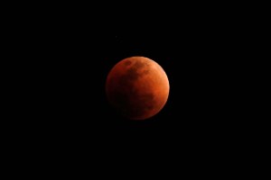 La Luna se teñirá de rojo este viernes, en su eclipse más largo del siglo