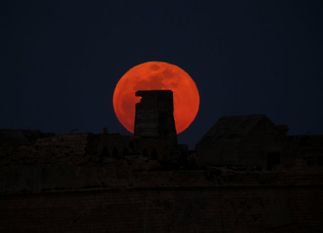 A full moon 'supermoon' rises behind Fort Ricasoli in Valletta's Grand Harbour, Malta, January 31, 2018.  REUTERS/Darrin Zammit Lupi