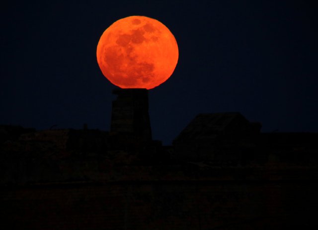 A full moon 'supermoon' rises behind Fort Ricasoli in Valletta's Grand Harbour, Malta, January 31, 2018.  REUTERS/Darrin Zammit Lupi     TPX IMAGES OF THE DAY