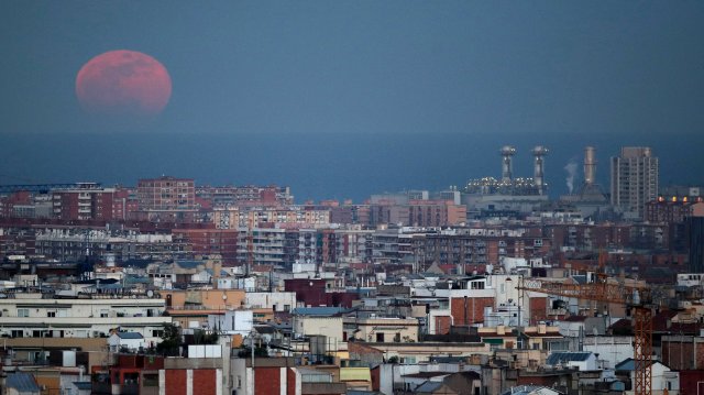 A full moon "Super Blue Blood Moon" rises behind Mediterranean sea in Barcelona, Spain January 31, 2018. REUTERS/Albert Gea