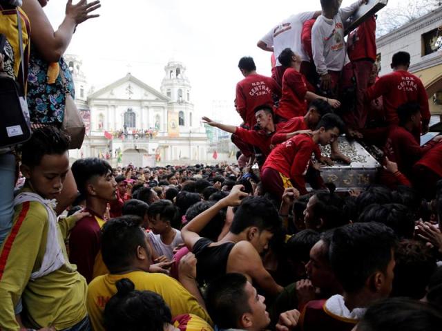 Cerca de 250.000 personas acompañan al Nazareno Negro, una talla del siglo XVII, en una procesión desde las primeras horas de la madrugada por las calles en torno a la basílica católica de Quiapo, en Manila, Filipinas, el 31 de diciembre del 2017. EFE/Francis R. Malasig