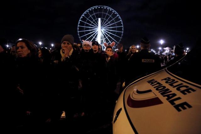  Los miembros de la policía vigilan mientras los juerguistas se reúnen en los Campos Elíseos para celebrar el Año Nuevo 2018 en París, Francia, el 31 de diciembre de 2017. (Francia) EFE / EPA / ETIENNE LAURENT