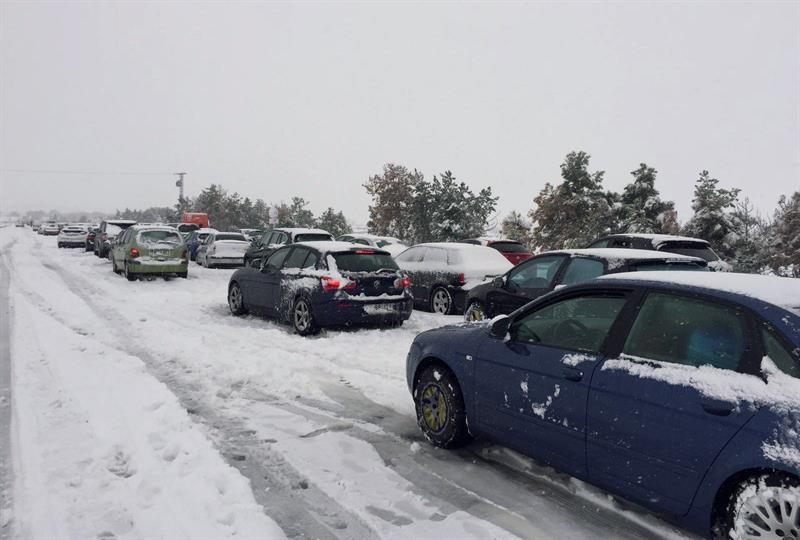Una gran nevada atrapa en España a cientos de vehículos y miles de personas (Fotos)