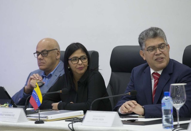 STO03. SANTO DOMINGO (REPÚBLICA DOMINICANA), 13/01/2018.- La presidenta de la oficialista Asamblea Nacional Constituyente (ANC), Delcy Rodríguez (c), el ministro venezolano de Educación, Elías Jaua (d), y el ministro venezolano de Comunicación y Cultura, Jorge Rodríguez (i), participan en una reunión con representantes de la oposición venezolana hoy, sábado 13 de enero de 2018, en la sede del ministerio dominicano de Exteriores, en Santo Domingo (República Dominicana). El Gobierno y la oposición venezolana prosiguen este sábado las conversaciones que iniciaron este jueves en Santo Domingo en busca de un acuerdo para intentar solucionar la crisis que vive ese país. EFE/Orlando Barría