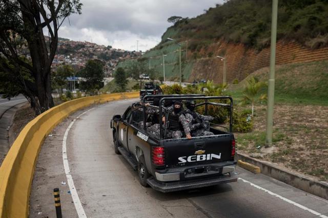 Agentes de las Fuerzas Armadas Bolivarianas cruzan en una camioneta hacia el lugar donde se realiza una operación contra el grupo liderado por el policía Óscar Pérez hoy, lunes 15 de enero de 2018, en el barrio El Junquito, en Caracas (Venezuela). Las autoridades venezolanas desarticularon hoy el grupo liderado por el policía Oscar Pérez, acusado de "ataque terrorista" al Supremo, e informaron de haber "abatido" a un grupo no identificado de sus miembros y detenido a cinco. EFE/Miguel Gutiérrez