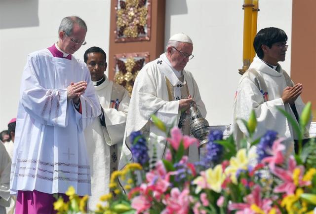 El papa Francisco (c) oficia una misa multitudinaria en Lobito Campos. Iquique (Chile) hoy, 18 de enero de 2018. EFE/ Luca Zennaro