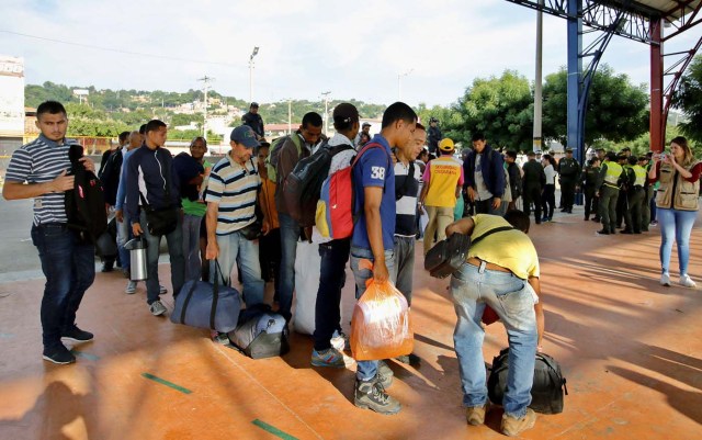 ACOMPAÑA CRÓNICA: COLOMBIA VENEZUELA. BOG02. CÚCUTA (COLOMBIA), 26/01/2017. Ciudadanos venezolanos se reúnen en un parque público hoy, viernes 26 de enero de 2018, en Cúcuta (Colombia). La ciudad colombiana de Cúcuta ha sido siempre sinónimo de hermandad e integración con Venezuela por su privilegiada situación en la línea de frontera, pero la avalancha de personas que llega a diario para escapar de la crisis del país vecino amenaza esa convivencia. EFE/Schneyder Mendoza