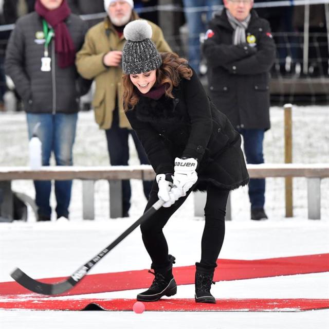 Los duques de Cambridge participaron en un evento de hockey durante su visita oficial, que dura cuatro días, a Suecia y Noruega. EFE/ Jonas Ekstromer