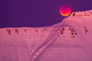 Súper luna y luna de sangre comienza a verse en el mundo (Fotos)