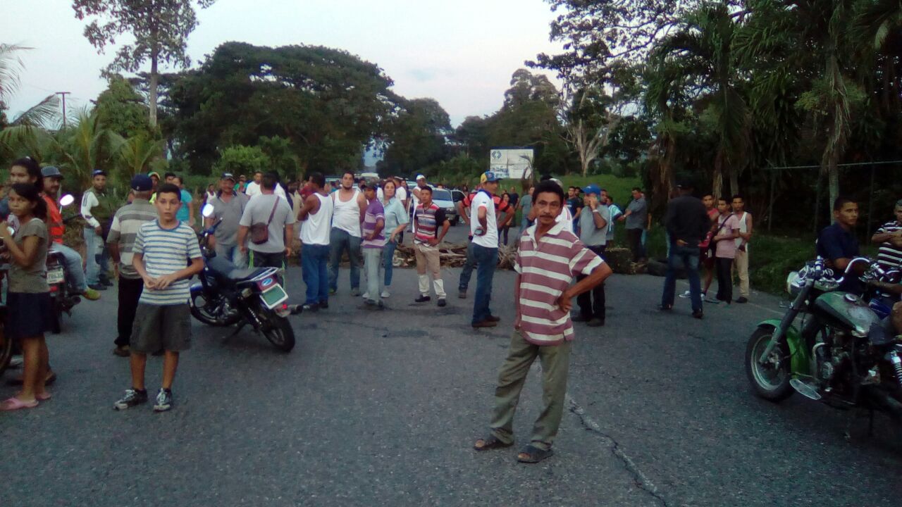 Sujetos con armas largas dispararon contra personas que hacían cola para comprar arroz en Mérida