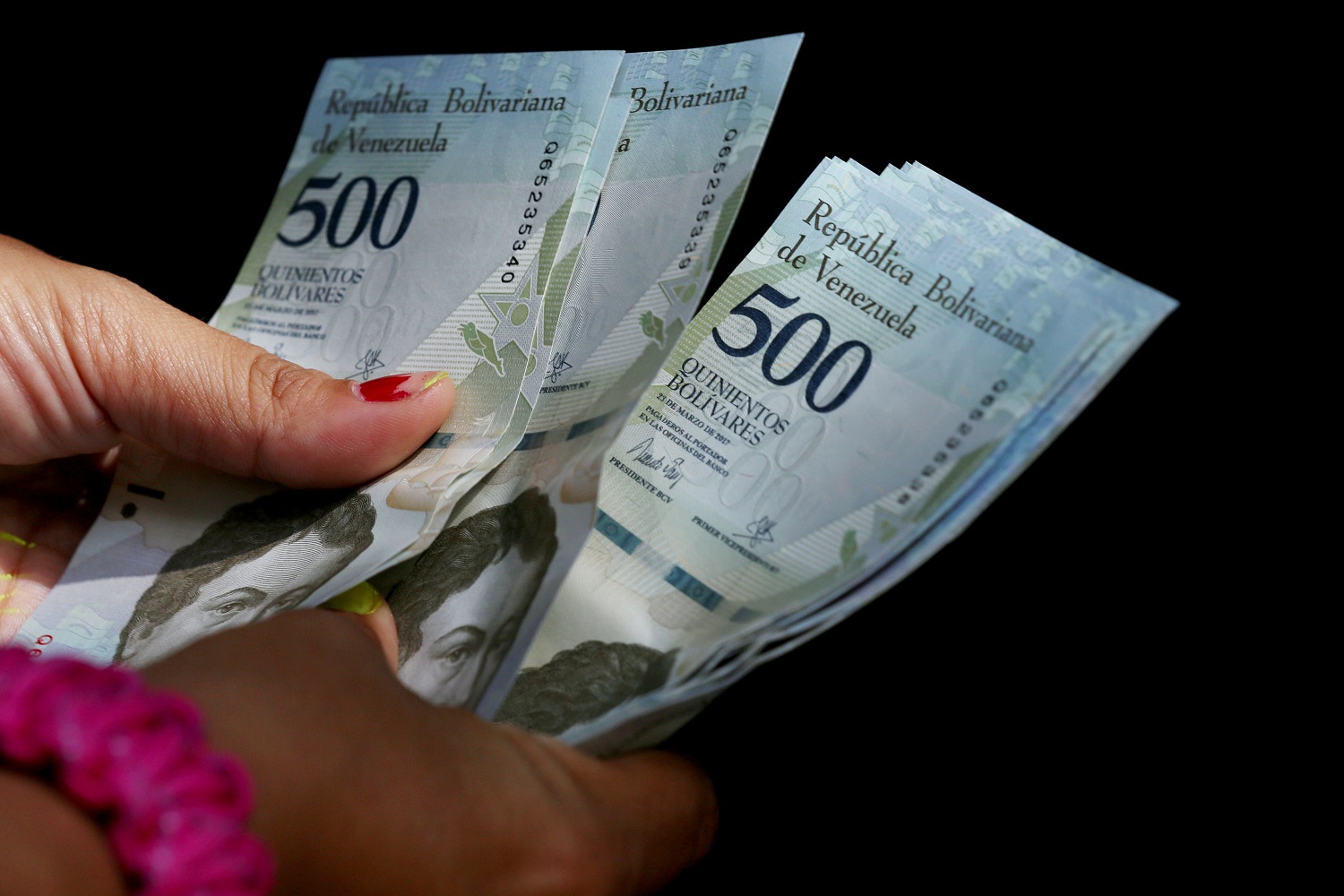 Hiperinflación y mercado negro de efectivo imponen caducidad de billetes de 500 y 1.000 bolívares