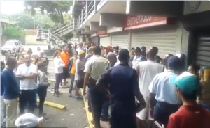 Reportan tensión en las afueras de un Abasto Bicentenario en Guarenas #3Ene