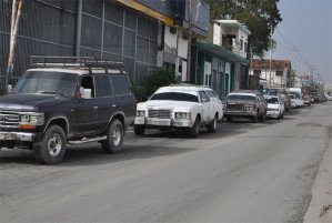 Se mantienen las colas para surtir gasolina en Lara #3Ene