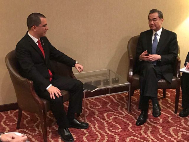 Foto: Canciller venezolano, Jorge Arreaza sostiene encuentro bilateral con su homólogo chino, Wang Yi. / Cancillería