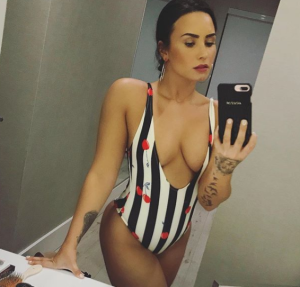 Demi Lovato vuelve a exhibir sus poderosas curvas en pequeñito traje de baño