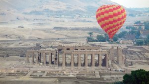 Un muerto y 12 heridos al estrellarse un globo aerostático con turistas en Egipto